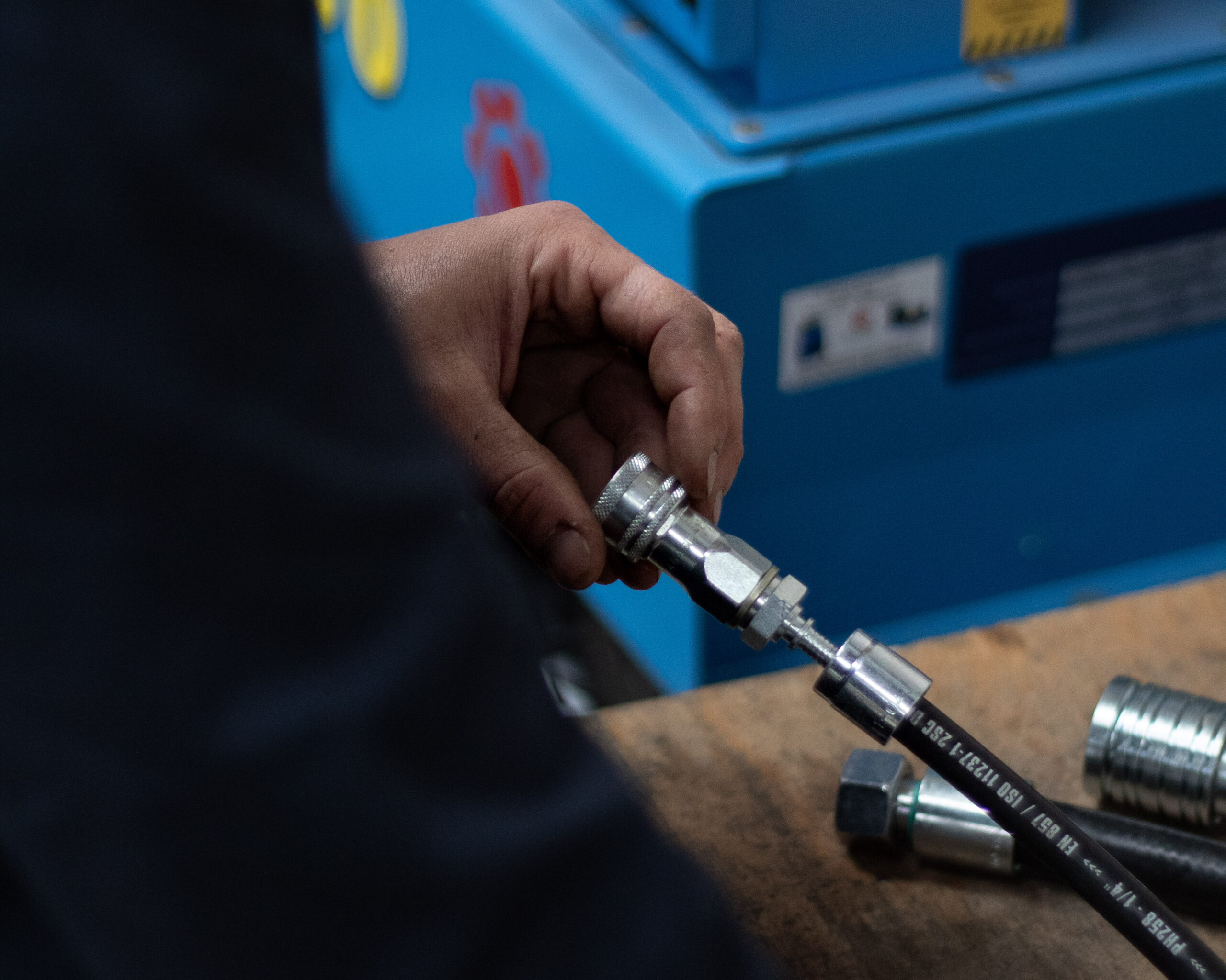 Hydraulische slang persen